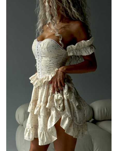 Сукня лимонного кольору з відкритими плечима та пишною багатоярусною спідницею