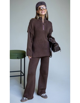 В’язаний костюм oversize з коміром на блискавці коричневого кольору