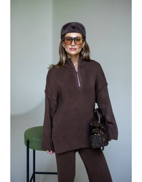 В’язаний костюм oversize з коміром на блискавці коричневого кольору В’язаний костюм oversize з коміром на блискавці коричневого кольору