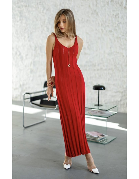 Вязаное красное платье-макси с вертикальными ажурными вставками